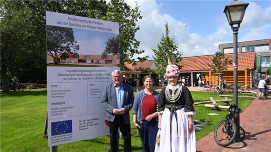 Geldsegen aus Brüssel: Europa-Ministerin Wiebke Osigus am Bauschild mit Bürgermeister Matthias Riel und der damaligen Blütenkönigin Anna-Sophie Sietas zur Einweihung des Dorfplatzes in Jork.