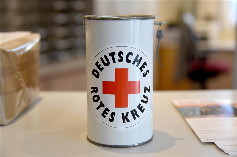 Geldspende geht in der Regel vor Sachspende: In Krisenregionen können Hilfsorganisationen damit flexibler und effizienter helfen. Foto: Carsten Rehder/dpa/dpa-tmn