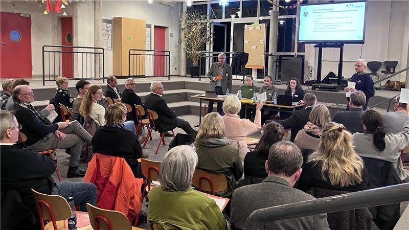 Gelebte Demokratie: Die Lokale Aktionsgruppe (LAG) beschließt letzte Projekte - finanziert aus dem EU-Förderprogramm Leader - in der Aula der Grundschule in Jork.