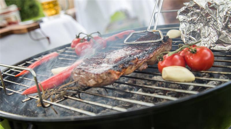 Nachbarschaftslärm: Was erlaubt ist, was zu weit geht Gelegentlich mit Freunden grillen? Sowohl vom Geruch als auch von der Geräuschkulisse können sich Nachbarn gestört fühlen. Dulden müssen sie es dennoch.