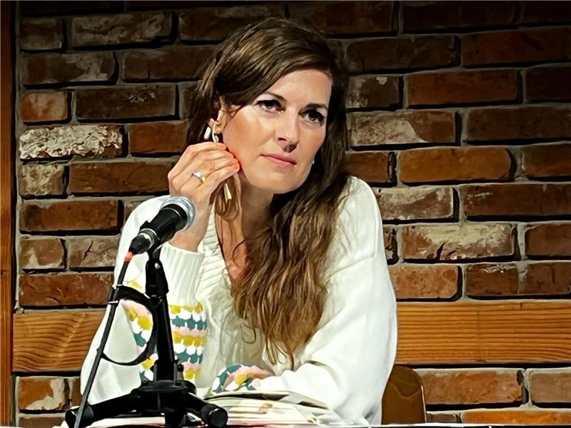 Gelesen hat sie schon. Jetzt hört die Autorin Sandra Konrad bei der Diskussion danach zu. Foto: Richter