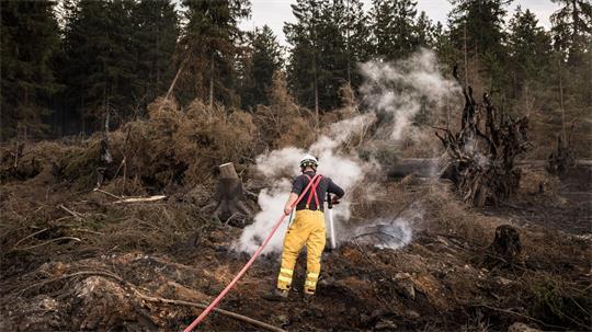 Gelöscht ist der verheerende Brand im Hohen Venn noch nicht. (Archivbild) 
