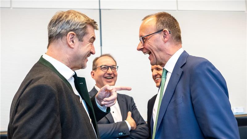 Gelöste Stimmung: Markus Söder, Alexander Dobrindt, Thorsten Frei und Friedrich Merz zu Beginn der Fraktionssitzung im Bundestag
