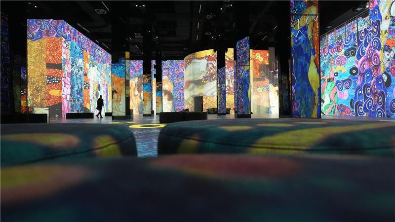 Gemälde von Gustav Klimt werden während des Pre-Opening Events im digitalen Kunstzentrum „Port des Lumières“ im Westfield Hamburg-Überseequartier in der Hafencity an die Wände projeziert. 