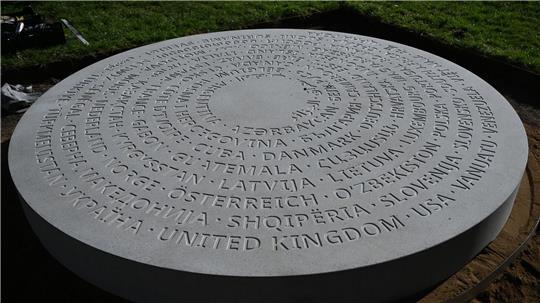 Gemäß der alphabetischen Reihenfolge wird die Ukraine zwischen Türkmenistan (Turkmenistan) und United Kingdom (Vereinigtes Königreich) genannt.