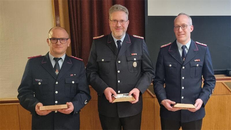 Millionen-Loch im Haushalt: Drastische Einsparungen bei der Apenser Feuerwehr Gemeindebrandmeister Christian Taschendorf und seine beiden Stellvertreter Markus Haarhaus und Johann Mehrkens (von links).