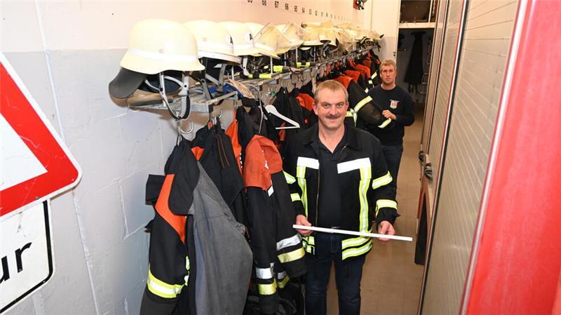 Alles auf Pump: Schulbau erhöht den Schuldenberg der Samtgemeinde Lühe Gemeindebrandmeister Jens Kuck und Henning Tiedemann zeigen mit dem Zollstock, wie eng es in der Fahrzeughalle im Gerätehaus in Hollern-Twielenfleth ist.