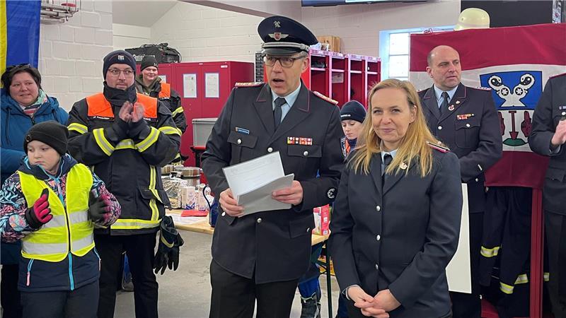 Gemeindebrandmeister Jens Lohmann ernennt Kinderfeuerwehrwartin Madeleine Bahr.