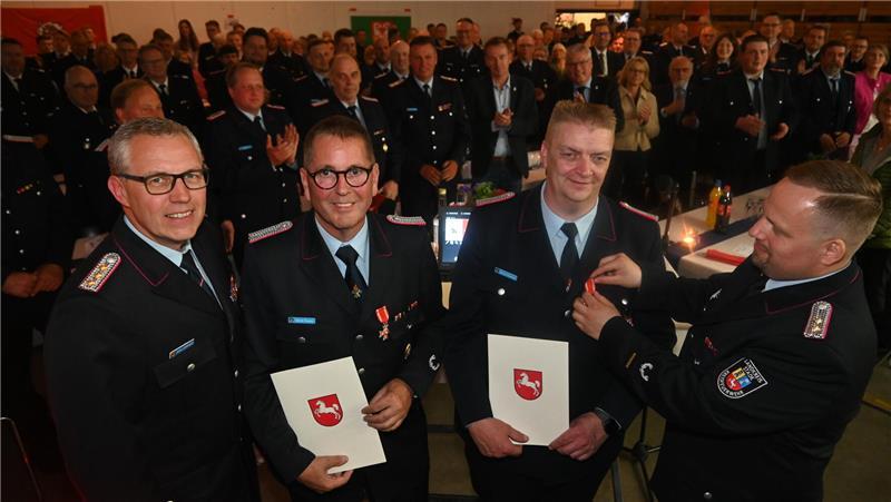 Feuerwehren an der Este: Rauschendes Fest und eine besondere Ehre Gemeindebrandmeister Jens Lohmann (links) und der stellvertretende Abschnittsleiter Süd, Sebastian Hinsen (rechts), zeichneten die Ortsbrandmeister Ulrich Riepen (Zweiter von links; Hove) und Stefan Bleeken (Zweiter von rechts; Moorende) im Namen von Innenministerin Daniela Behrens mit dem Feuerwehrabzeichen am Bande aus.