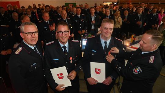 Gemeindebrandmeister Jens Lohmann (links) und der stellvertretende Abschnittsleiter Süd, Sebastian Hinsen (rechts), zeichneten die Ortsbrandmeister Ulrich Riepen (Zweiter von links; Hove) und Stefan Bleeken (Zweiter von rechts; Moorende) im Namen von Innenministerin Daniela Behrens mit dem Feuerwehrabzeichen am Bande aus.