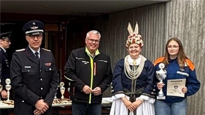 Gemeindebrandmeister Jens Lohmann zeichnete die Jugendfeuerwehr Süsel gemeinsam mit Blütenkönigin Ella Weilert und Bürgermeister Matthias Riel aus.