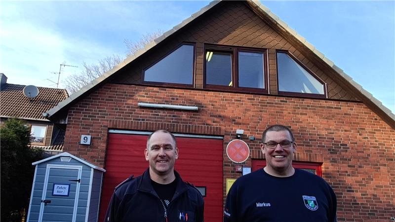 Gemeindebrandmeister Sven Dammann (links) und Kleiderwart Markus Möller vor der neuen Feuerwehr-Kleiderkammer, dem ehemaligen Feuerwehrhaus Wedel.