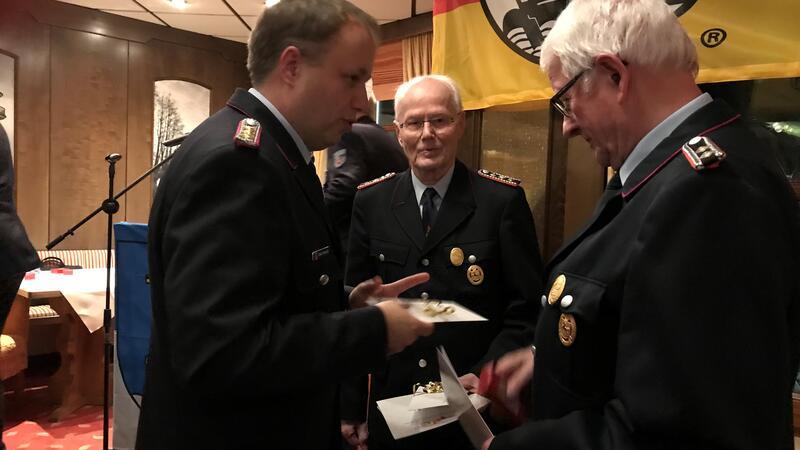 Gemeindebrandmeister Sven Nemitz überreichte Jürgen Schütt und Reinhard Schult (von links) die Goldene Ehrennadel für 60 Jahre Mitgliedschaft.