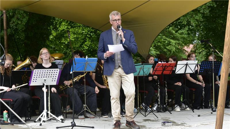 Gemeindedirektor Knut Willenbockel moderiert auf der neuen Burginsel-Bühne.