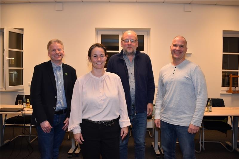 Bürgermeister-Wahl: Steinkirchen setzt auf das „Dream-Team“ Gemeindedirektor Tim Siol und Bürgermeisterin Sonja Zinke (CDU) stehen an der Spitze der Gemeinde Steinkirchen , ihre Stellvertreter sind der Ratsherr Jürgen Michaelis (SPD) und Marco Witt (von links). Foto: Vasel