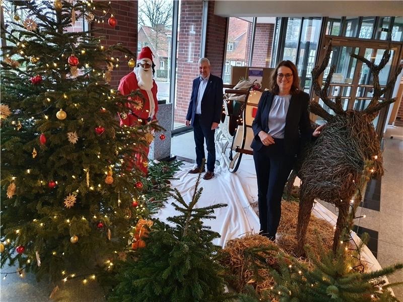 Gemeindedirektorin Ute Kück (parteilos) und Bürgermeister Harald Koetzing (SPD) stehen inmitten der weihnachtlichen Kulisse im Foyer des Harsefelder Rathauses. Das verwunschene Arrangement ist ein Gemeinschaftsprojekt von Mitarbeitern der V