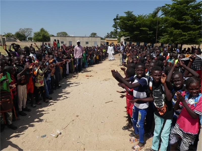 Hammaher „Kinderhilfe“ baut Lehrerunterkunft im Senegal Gemeindevertreter, Lehrerschaft und rund 580 Schülerinnen und Schüler begrüßten in Toucar die Delegation aus Hammah. Foto: Kinderhilfe Senegal
