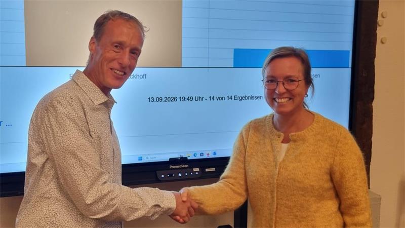 Gemeindewahlleiterin Grit Bremer gratuliert dem neuen und alten Bürgermeister Mike Eckhoff zum Wahlsieg - auf ihn wartet die wohl spannendste Amtszeit.