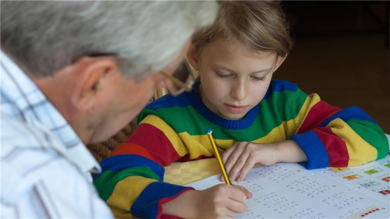 Gemeinsam Aufgaben lösen: Kinder brauchen Lob und Hilfe.