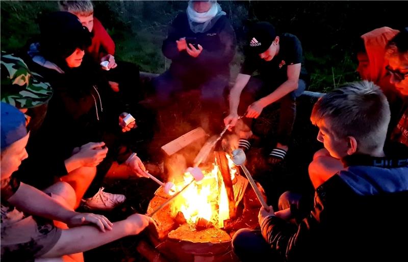 Gemeinsam am Lagerfeuer sitzen - bei vielen Fahrten des Vereins „Domino Jugendprojekte“ ist das Teil des Programms. Foto: Verein