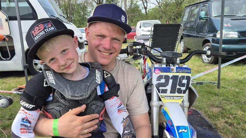 Sechsjähriger ohne Angst: Emil Siedler rast und springt durchs Gelände Gemeinsam auf und neben der Rennstrecke: Emil und sein Vater Nino.