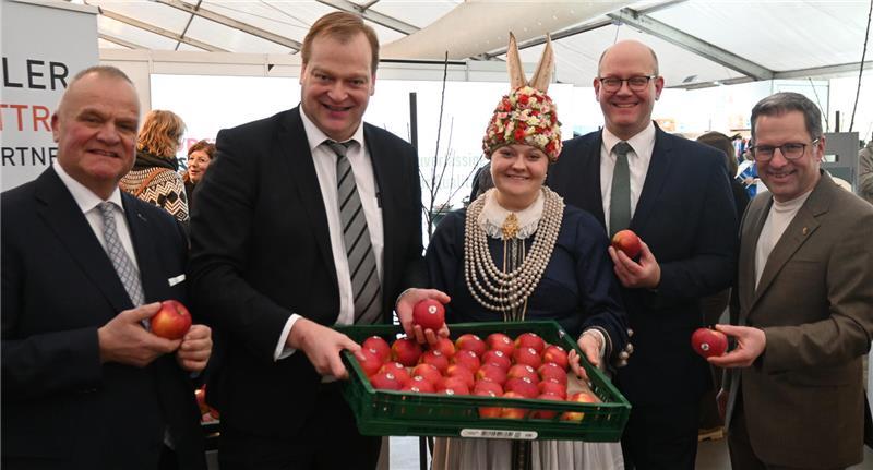Gemeinsam bei den Obstbautagen: Claus Schliecker, Albert Stegemann, Altländer Blütenkönigin Ella Weilert, Dr. Marco Mohrmann und Landrat Kai Seefried (von links).
