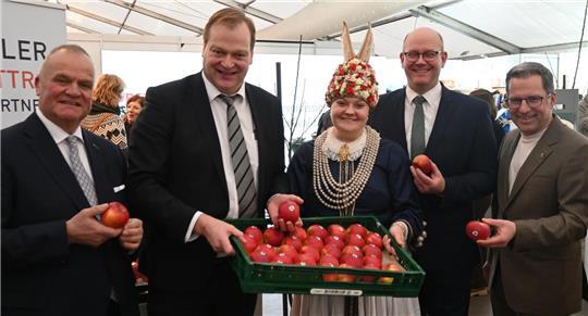 Gemeinsam bei den Obstbautagen: Claus Schliecker, Albert Stegemann, Altländer Blütenkönigin Ella Weilert, Dr. Marco Mohrmann und Landrat Kai Seefried (von links).