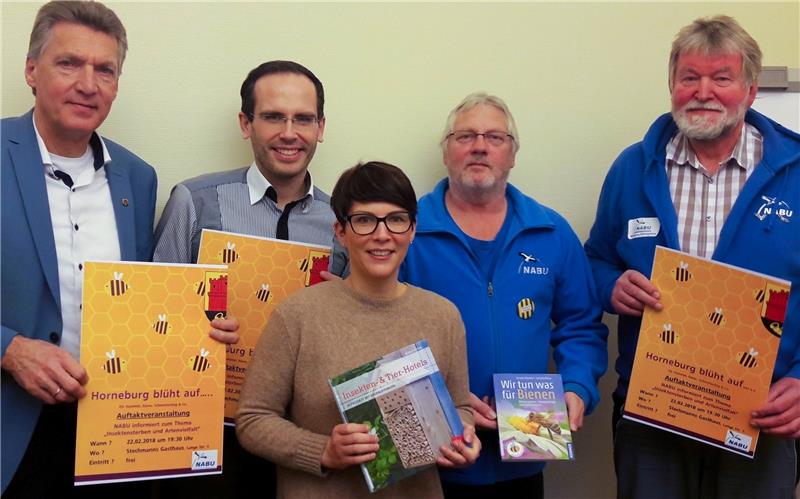Gemeinsam bringen sie Horneburg zum Blühen : Hans-Jürgen Detje, Alexander Götz und Vanessa Heider sowie Wolfgang Ebbinghaus und Manfried Stahnke vom Nabu (Foto von links).