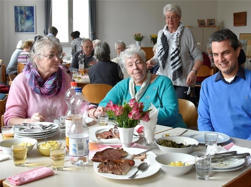 Gemeinsam essen macht mehr Spaß: Darin sind sich Gäste und Pastor Paul Benjamin Henke (zweiter von rechts) einig. Foto Felsch