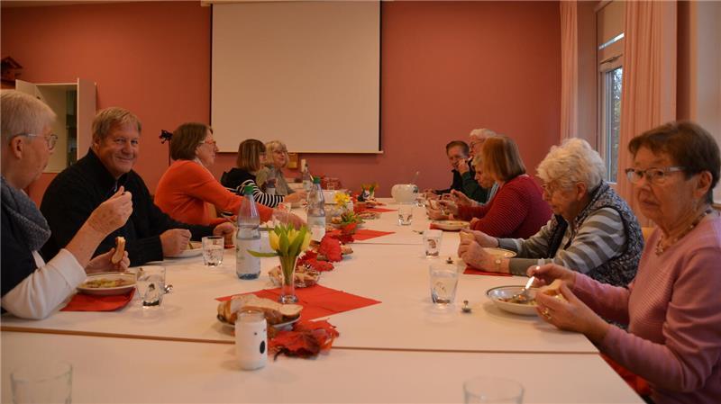 Raus aus der Einsamkeit: Besuch beim Mittagessen für Alleinstehende Gemeinsam essen macht viel mehr Spaß. Die Ortskirchengemeinde Assel bietet einmal pro Monat Essen für Alleinstehende an.