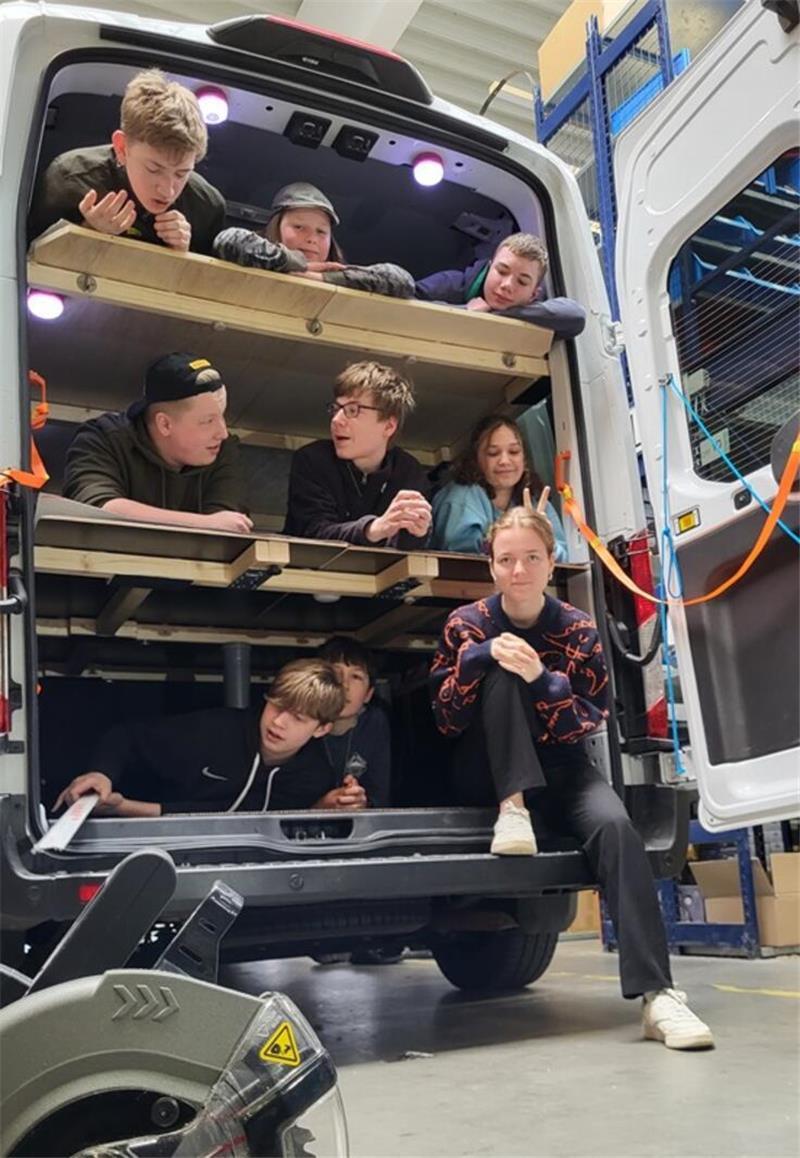 Backstage-Erlebnis in Buxtehude: Domino bringt Jugendliche hinter die Kulissen Gemeinsam etwas schaffen: Im Rahmen eines Ferien-Handwerksprojekts bauen Jugendliche die beiden Domino-Busse für Übernachtungsfahrten aus.