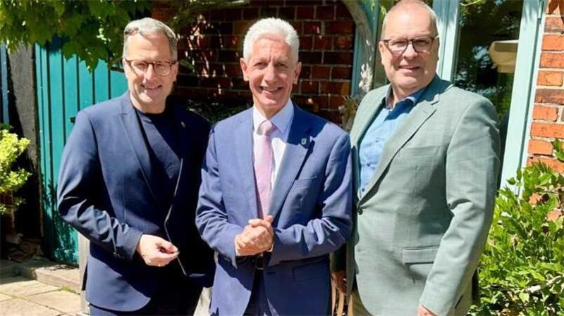 Landräte fordern wolfsfreie Gebiete für Deichschafe entlang der Elbe Gemeinsam fordern (von links) die drei Landräte Kai Seefried, Rainer Rempe und Thorsten Krüger von Landwirtschaftsministerin Miriam Staudte für den Küsten- und Hochwasserschutz wolfsfrei zu haltende Weidegebiete an den Deichen.