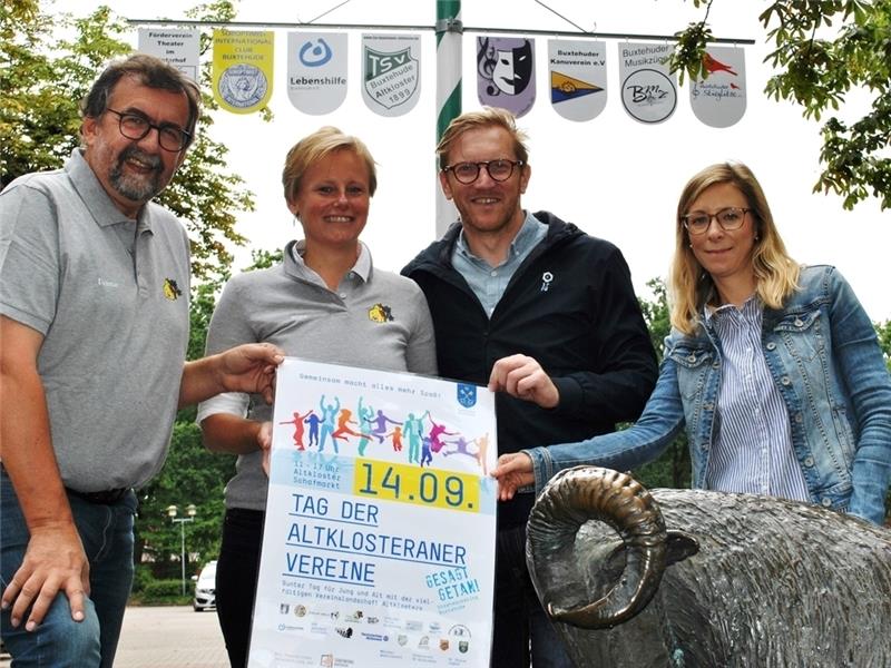 Gemeinsam für Altkloster: Dietmar Thoden, Dr. Nina Freudenthal (beide Bürgerverein Altkloster e.V.), Torsten Lange, Vanessa Wieseler (beide Fachgruppe Kultur, Tourismus und Marketing der Hansestadt Buxtehude) sowie den Veranstaltungsflyer.
