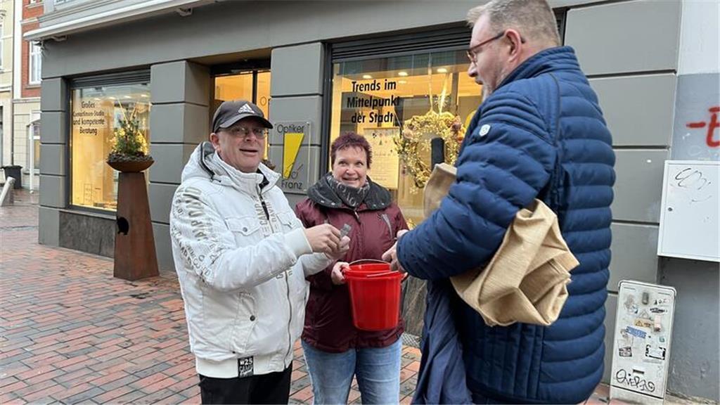Gemeinsam für den guten Zweck: Neuklosters Ortsbürgermeisterin Anja Heckert und ...