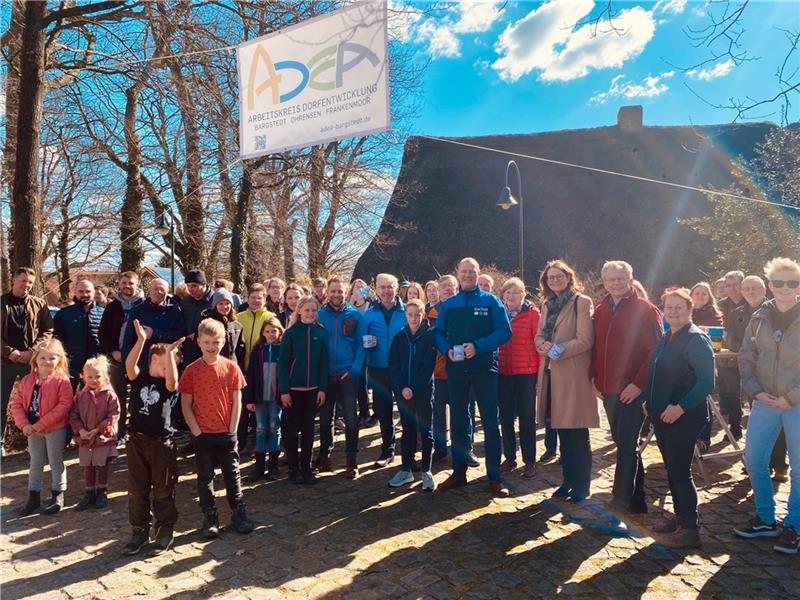 Bargstedt, Ohrensen und Frankenmoor: Eine Dorfregion tritt für ihre Zukunft ein Gemeinsam für die Dorfentwicklung : Anwohner, Gäste und Mitglieder der Arbeitsgruppen versammeln sich unter dem neuen Logo. Foto: Sabine Lepél