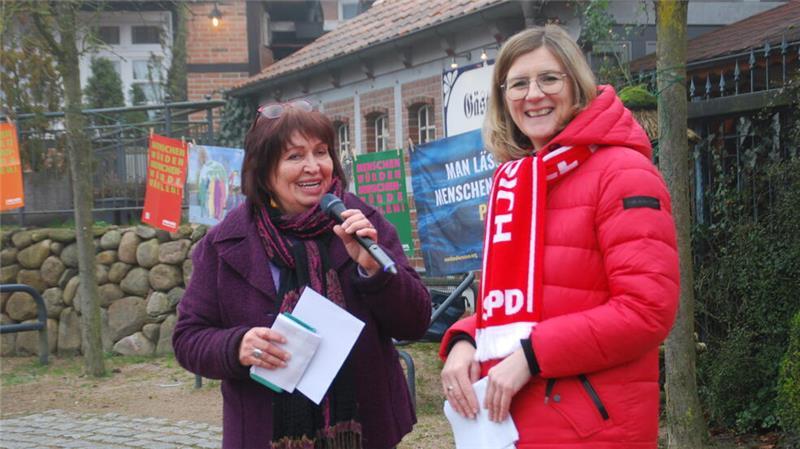 Gemeinsam gegen Rassismus und für die Demokratie: Else Zager (links) und SPD-Bundestagskandidatin Frauke Langen bei der Mahnwache in Harsefeld.
