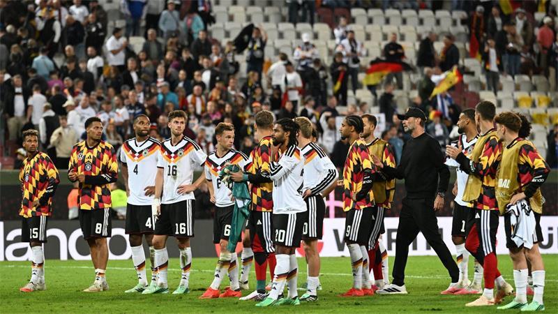 Gemeinsam gingen die Nationalspieler mit dem Bundestrainer in die Fankurve. 