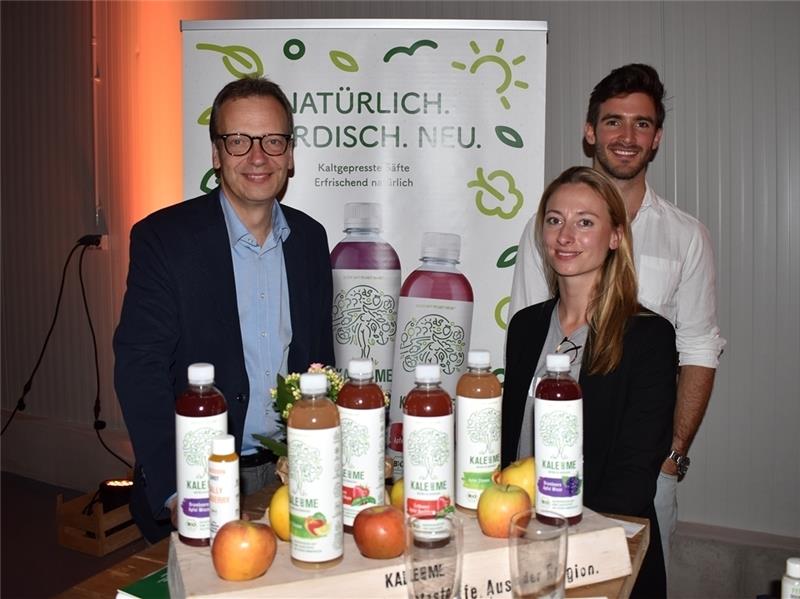 Gemeinsam haben die Elbe-Obst und das Start-up „Kale & Me“ das Produktions-Joint-Venture Nordsaft gegründet. „Kale & Me“ vertreibt ihre kalt gepressten Biosäfte bislang vor allem online. Das soll sich ändern. Beim Fest zeigten Wittlich und 