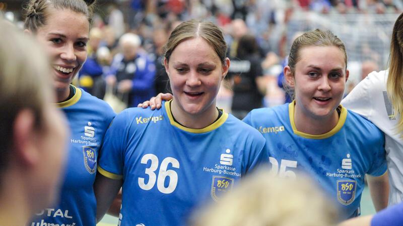Gemeinsam in der Bundesliga: Paula Prior (rechts) mit Emily Bölk (links) und ihrer älteren Schwester Lisa.