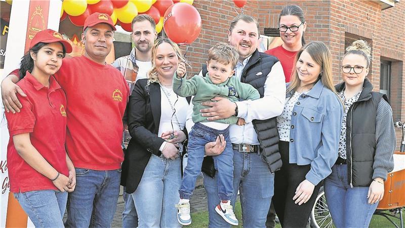 Gemeinsam kann man vieles bewegen: Finns Familie und Freunde und das Team von „Pizza Prinz“ freuen sich über die vielen Menschen, die gekommen waren, um zu spenden oder sich registrieren zu lassen.