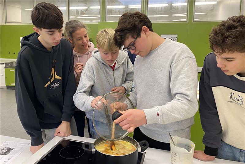 Abenteuer Austausch: Was diese Buxtehuder Schülerin dabei alles erlebt Gemeinsam kochen verbindet: Lehrerin Anna Linn Janßen schaut Bjel, Jonas, Luca und Niklas beim Zubereiten der Suppe über die Schulter.