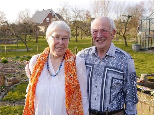 Gemeinsam kümmern sich Margrit und Hans Wilhelm Petersen um den riesigen Garten. Foto: Umland