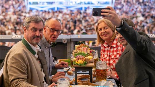 Gemeinsam mit CSU-Chef Markus Söder und den SPD-Parteivorsitzenden Bärbel Bas und Lars Klingbeil kam Merz ins Schottenhamel-Festzelt.
