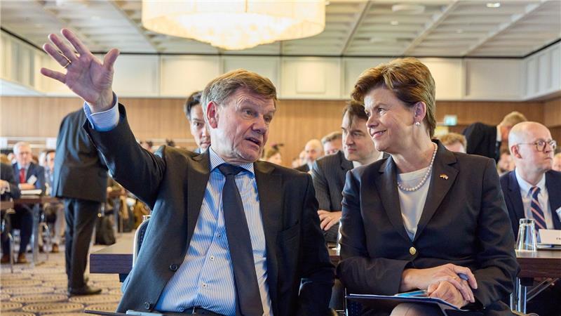 Gemeinsam mit Lettlands Außenministerin Baiba Braze nahm er Bezug auf die Bedrohungen durch Russland und dessen Schattenflotte. 
