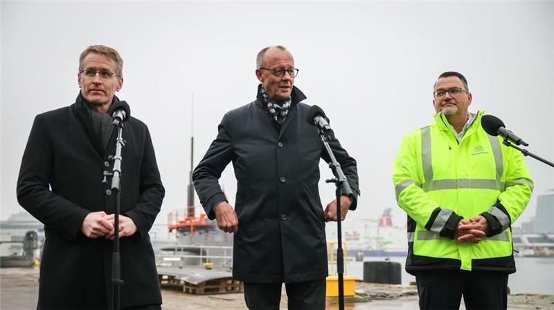 Gemeinsam mit Schleswig-Holsteins Ministerpräsident Daniel Günther (links) besuchte er die Werft von Oliver Burkhard.