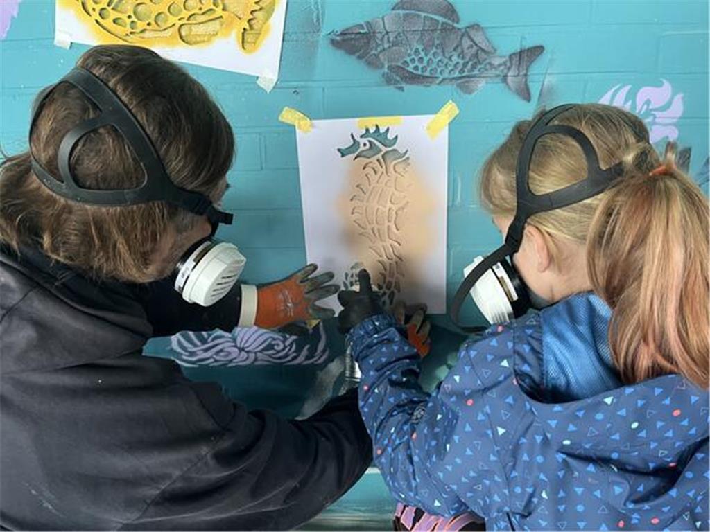 Gemeinsam mit dem Hamburger Künstlerduo CAROLÏN&PHILIPP bringen die Kinder ihre ...