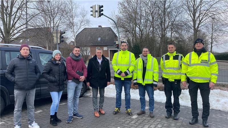 Gemeinsam mit dem Land und dem Landkreis erreichten Bürgermeister Timo Gerke (Vierter von links) und Dorfsheriff Torben Kubik (Zweiter von rechts) eine Verbesserung der Schulwegsicherheit an der L140 in Hollern.