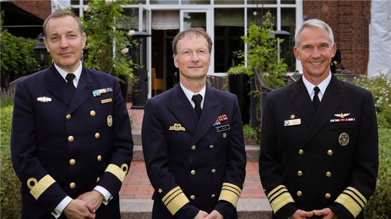 Gemeinsam mit dem schwedischen Flottillenadmiral Jonas Hard af Segerstad (links) und dem amerikanische Vizeadmiral Jeffrey T. Anderson spricht er auch über das Großmanöver Baltops.
