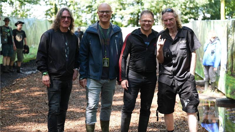 Minister machen sich auf Metal-Festival für Moorschutz stark Gemeinsam mit den Festival-Veranstaltern Thomas Jensen (links) und Holger Hübner (rechts) haben sie eine Teststrecke für Erosionsschutz inspiziert.