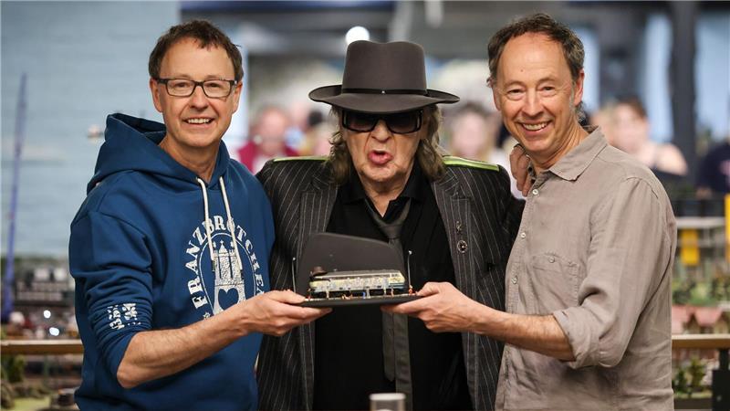 Gemeinsam mit den Wunderland-Gründern Frederik (links) und Gerrit Braun eröffnete Lindenberg den Zug